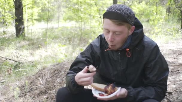 Schöner Rigaer Mit Sommersprossen Isst Dönerspieß Wald — Stockvideo