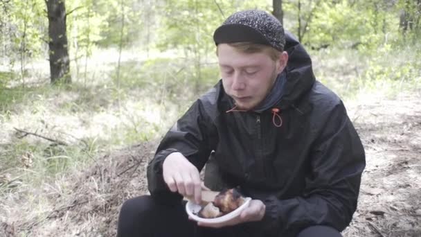 Frumos Riga Tip Pistrui Mănâncă Kebab Pădure — Videoclip de stoc