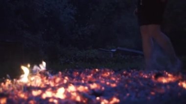 Ormanda bacaklar kızgın kömürlerde yürür.