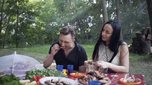 Seorang Pria Tampan Dan Seorang Gadis Cantik Makan Alam Tertawa — Stok Video
