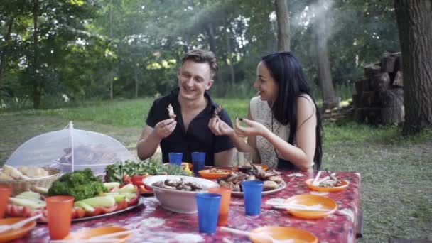 Stilig Kille Och Vacker Flicka Äter Naturen Skrattar Varandra — Stockvideo