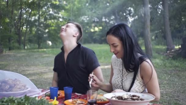 Przystojniak Piękna Dziewczyna Jedzą Naturze Śmieją Się Siebie — Wideo stockowe