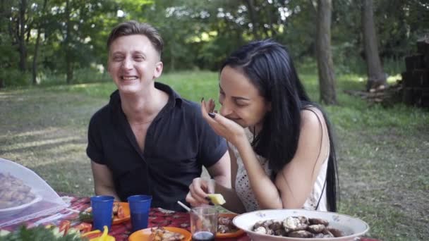 Stilig Kille Och Vacker Flicka Äter Naturen Skrattar Varandra — Stockvideo