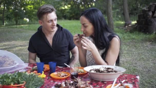 Ein Gutaussehender Kerl Und Ein Schönes Mädchen Essen Der Natur — Stockvideo