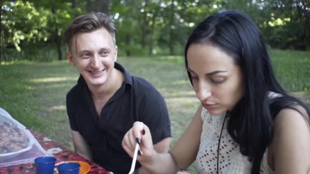 Yakışıklı Bir Erkek Güzel Bir Kız Doğada Yemek Yer Birbirlerine — Stok video