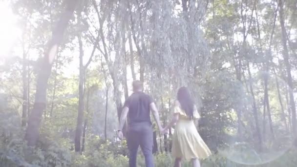 Chico Guapo Chica Guapa Están Caminando Por Bosque Cerca Del — Vídeo de stock