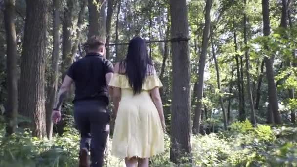 Knappe Jongen Mooi Meisje Lopen Door Het Bos Buurt Van — Stockvideo