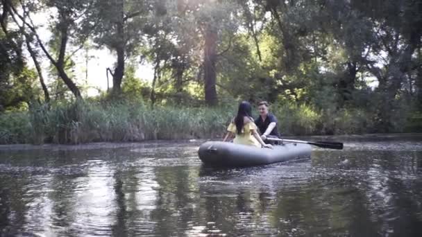 Een Knappe Jongen Een Mooi Meisje Zwemt Een Rubberboot Het — Stockvideo