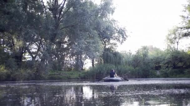 Cara Bonito Uma Linda Garota Nadam Barco Borracha Lago Noite — Vídeo de Stock