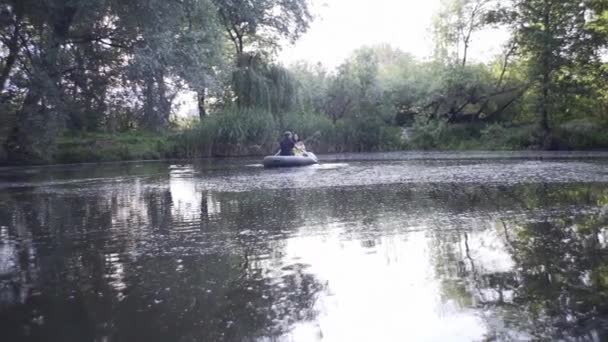 Cara Bonito Uma Linda Garota Nadam Barco Borracha Lago Noite — Vídeo de Stock