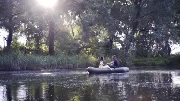 Cara Bonito Uma Linda Garota Nadam Barco Borracha Lago Noite — Vídeo de Stock