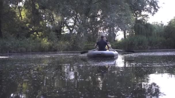 Een Knappe Jongen Een Mooi Meisje Zwemt Een Rubberboot Het — Stockvideo