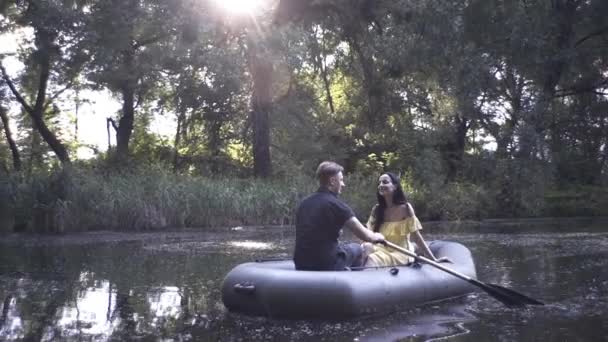 Chico Guapo Una Hermosa Chica Nadan Bote Goma Lago Por — Vídeo de stock