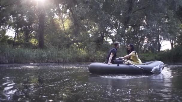 Chico Guapo Una Hermosa Chica Nadan Bote Goma Lago Por — Vídeo de stock