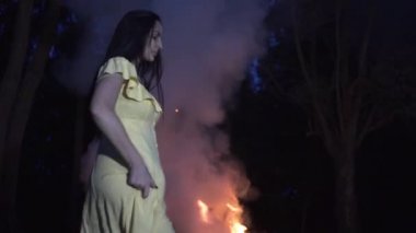 Yakışıklı bir adam akşamları ormanda bir ateşin yanında davul çalar ve güzel bir kız dans eder.