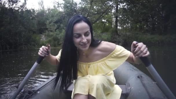 Linda Menina Nada Barco Borracha Lago Noite — Vídeo de Stock