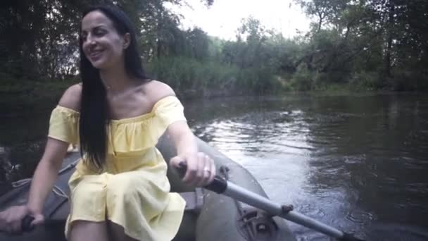 Linda Menina Nada Barco Borracha Lago Noite — Vídeo de Stock