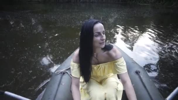 Piękna Dziewczyna Pływa Gumowej Łodzi Jeziorze Wieczorem — Wideo stockowe