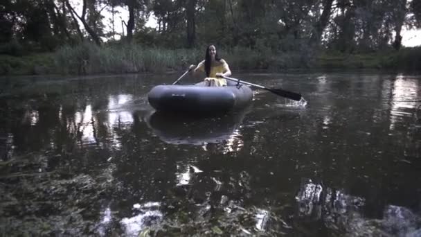 Linda Menina Nada Barco Borracha Lago Noite — Vídeo de Stock