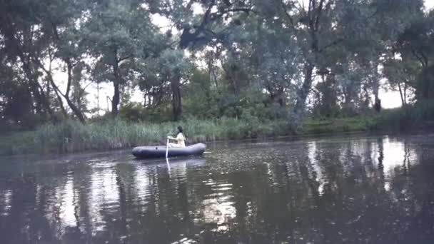 Linda Menina Nada Barco Borracha Lago Noite — Vídeo de Stock