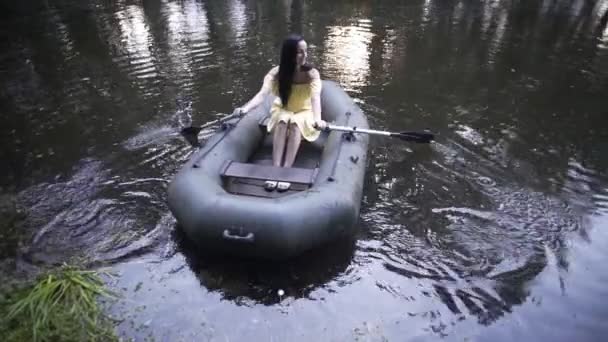 Schönes Mädchen Schwimmt Abends Einem Schlauchboot Auf Dem See — Stockvideo