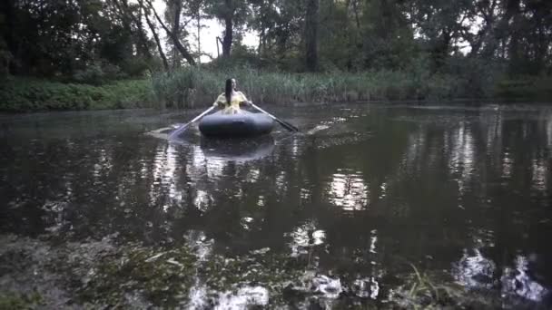 Belle Fille Nage Dans Bateau Caoutchouc Sur Lac Dans Soirée — Video