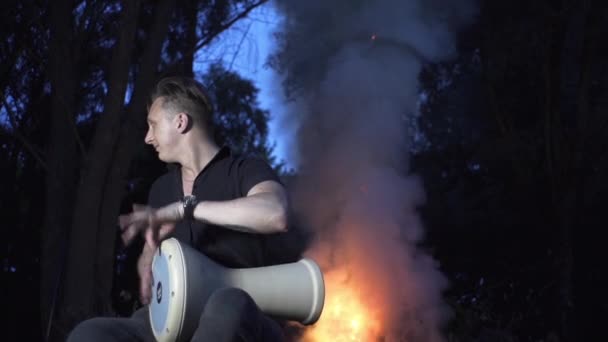 Jóképű Fickó Tűz Körül Egy Tündér Erdőben Játszik Dob — Stock videók