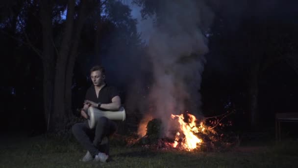 Stilig Kille Sitter Runt Eld Älvskog Och Spelar Trumma — Stockvideo