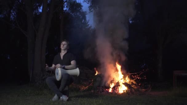 Knappe Man Zit Rond Een Vuur Een Sprookjesbos Speelt Trommel — Stockvideo