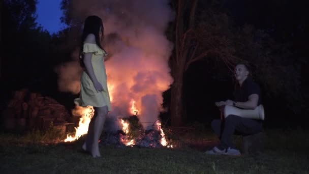 Yakışıklı Bir Adam Akşamları Ormanda Bir Ateşin Yanında Davul Çalar — Stok video