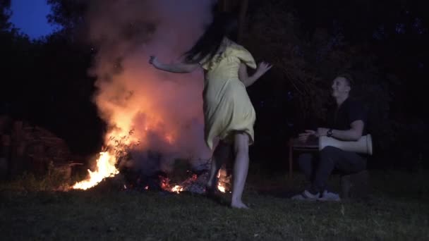 Stilig Kille Spelar Trumma Kvällen Nära Eld Skogen Och Vacker — Stockvideo