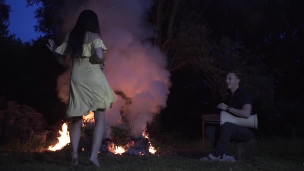 Ein Gutaussehender Kerl Trommelt Abends Der Nähe Eines Feuers Wald — Stockvideo