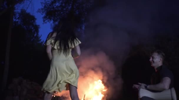 Bel Ragazzo Suona Tamburo Sera Vicino Incendio Nella Foresta Una — Video Stock