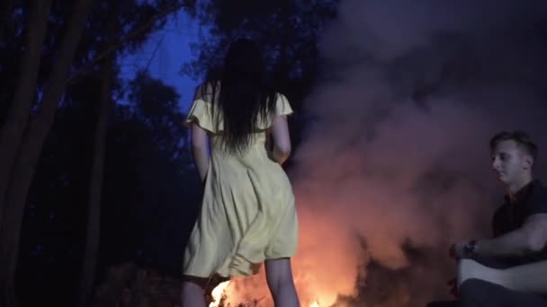 Egy Jóképű Srác Dobol Este Egy Erdőtűz Mellett Egy Gyönyörű — Stock videók