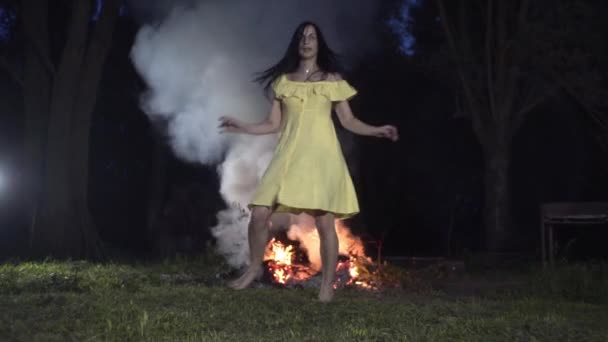Yakışıklı Bir Adam Akşamları Ormanda Bir Ateşin Yanında Davul Çalar — Stok video