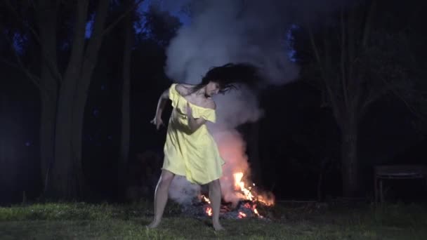 Chico Guapo Toca Tambor Noche Cerca Fuego Bosque Una Hermosa — Vídeo de stock
