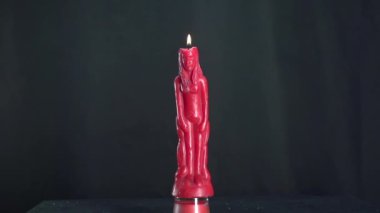 Güzel bir mum yanar ve su damlası onu yavaş çekimde söndürür.