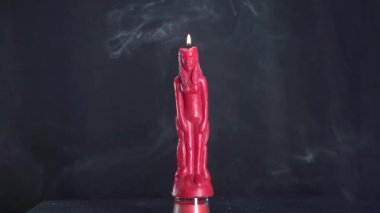 Güzel bir mum yanar ve su damlası onu yavaş çekimde söndürür.