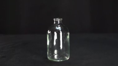 Su yavaş çekimde güzel bir şekilde akar güzel bir cam şişeye.