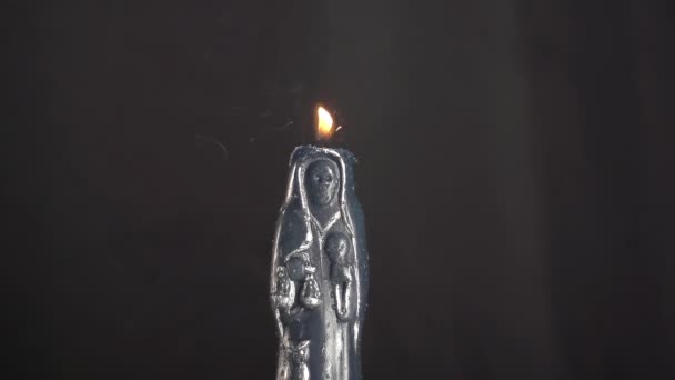 Красива Свічка Горить Краплі Води Гасять Повільному Русі — стокове відео