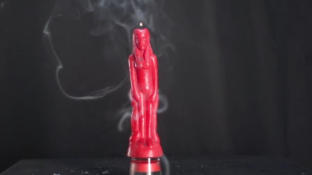 Eine Schöne Kerze Brennt Und Wassertropfen Löschen Sie Zeitlupe — Stockvideo