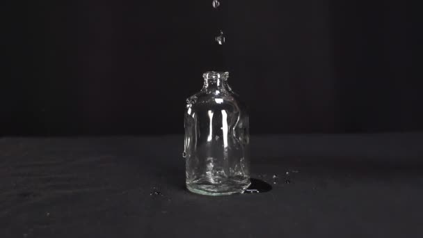 Eau Coule Magnifiquement Ralenti Dans Une Belle Bouteille Verre — Video