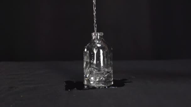 Woda Płynie Pięknie Zwolnionym Tempie Pięknej Szklanej Butelki — Wideo stockowe