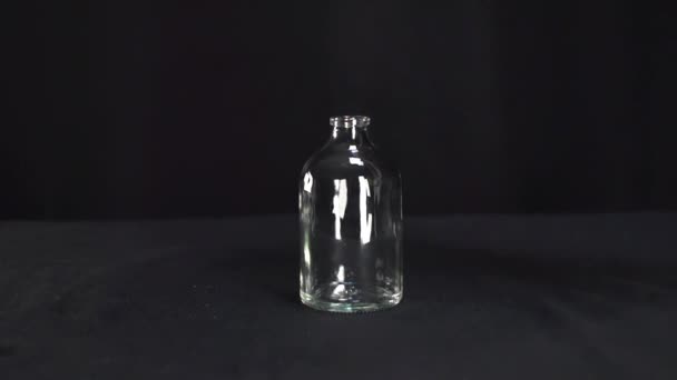 Eau Coule Magnifiquement Ralenti Dans Une Belle Bouteille Verre — Video