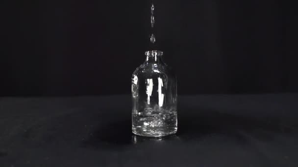 Eau Coule Magnifiquement Ralenti Dans Une Belle Bouteille Verre — Video