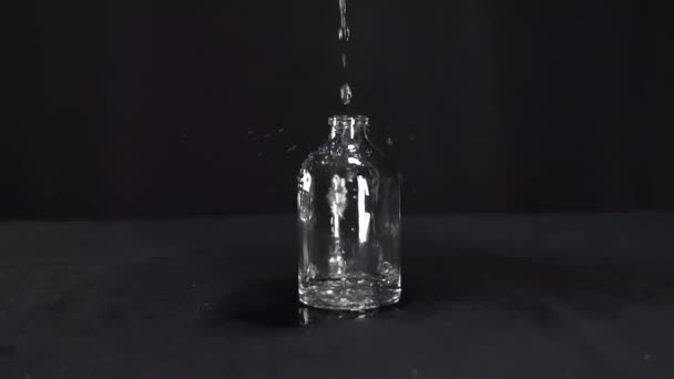 Eau Coule Magnifiquement Ralenti Dans Une Belle Bouteille Verre — Video