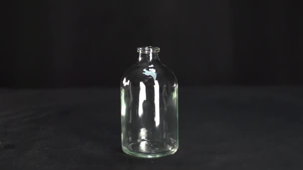 Вода Красиво Течет Замедленной Съемке Красивую Стеклянную Бутылку — стоковое видео