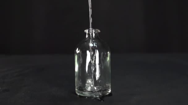 Νερό Ρέει Όμορφα Αργή Κίνηση Ένα Όμορφο Γυάλινο Μπουκάλι — Αρχείο Βίντεο