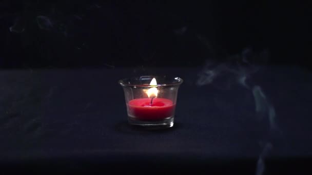Ένα Όμορφο Κερί Καίει Και Σταγόνες Νερού Σβήνουν Αργή Κίνηση — Αρχείο Βίντεο