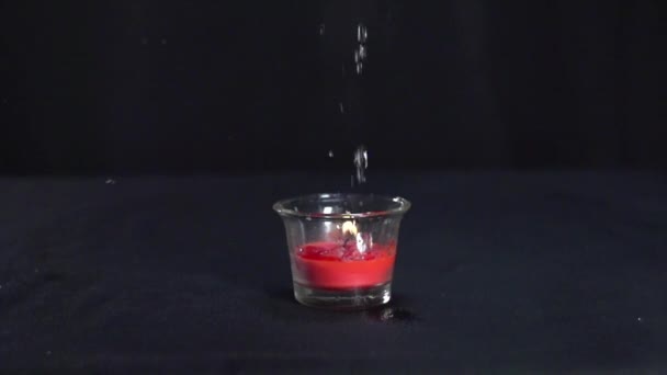 Een Mooie Kaars Brandt Druppels Water Blussen Het Slow Motion — Stockvideo